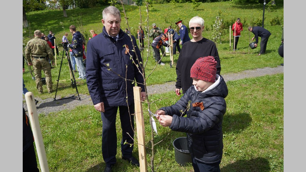 Губернатор Александр Богомаз вместе с семьей погибшего в СВО бойца высадил дерево в Саду Памяти